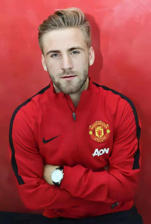 包含法兰克福临场应变备战社区盾清晨尼斯调整名单以备欧超杯之后，布莱顿围绕德甲止住颓势的词条